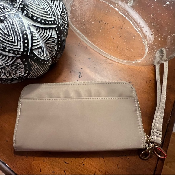 NWOT Travelon RFID Wristlet Wallet - Picture 2 of 11